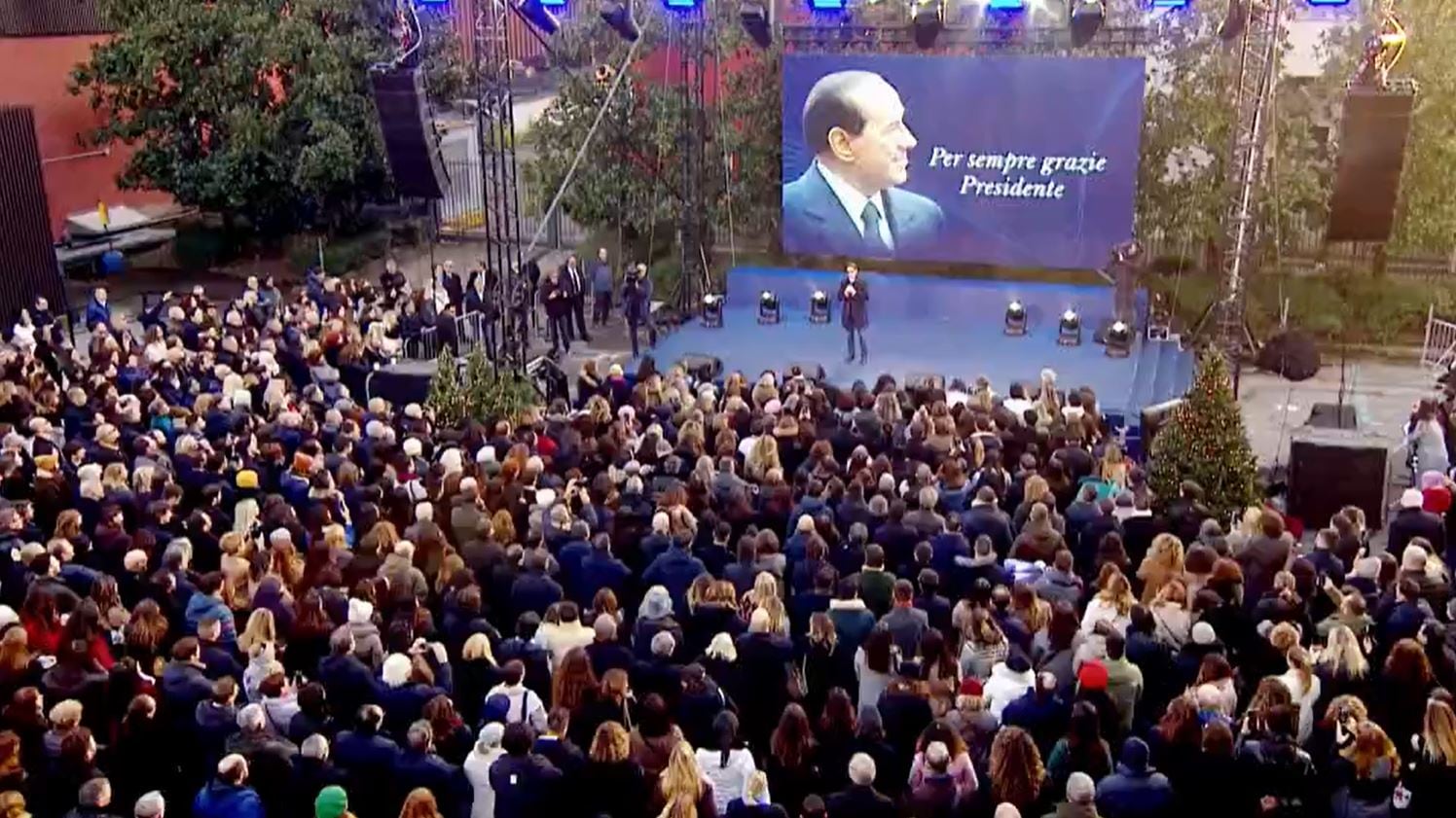"Ha vissuto troppe vite per morire del tutto". Mediaset ricorda Silvio Berlusconi