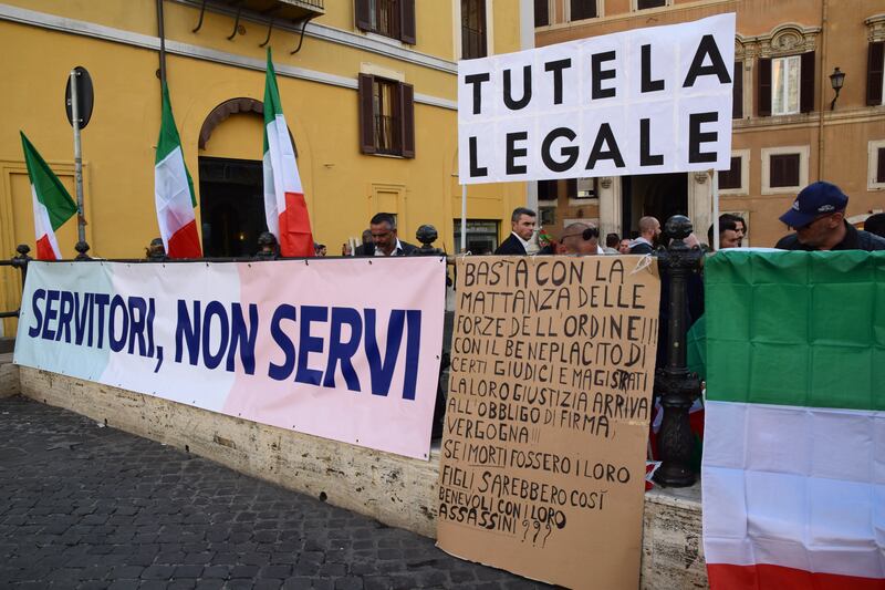 La manifestazione delle forze dell'ordine 1