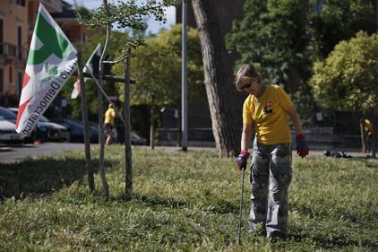 Rifiuti, i militanti dem puliscono le strade di Roma 15