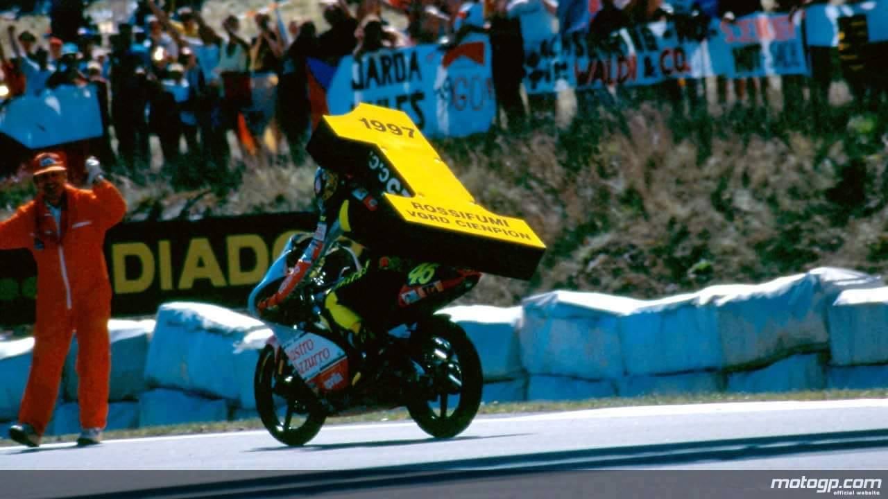 Dai ricci alla rasata: il Rossi da mondiale cambia solo i capelli