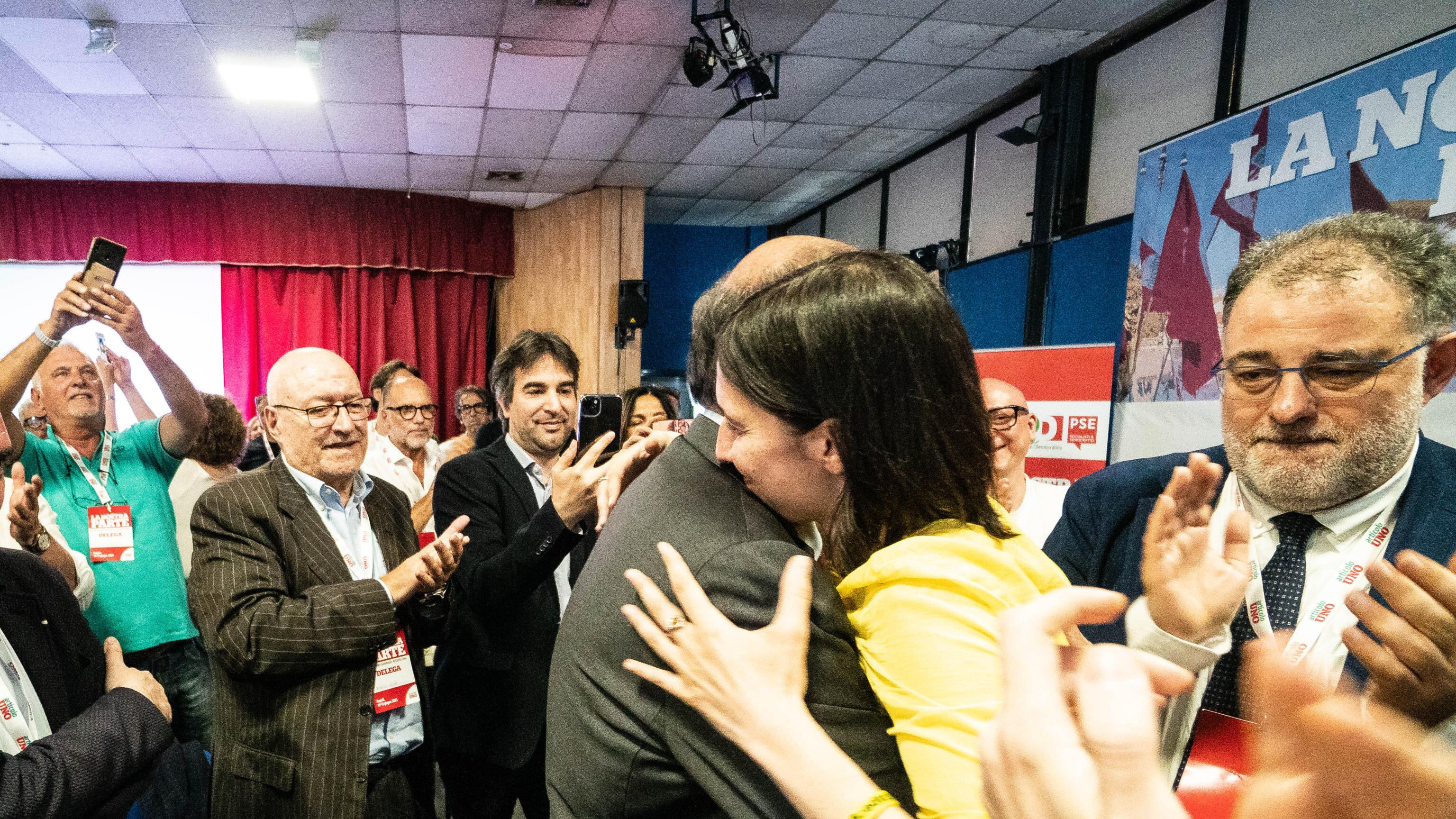"Ci sarò da semplice iscritto". Bersani riprende la tessera del Pd e avvisa Schlein