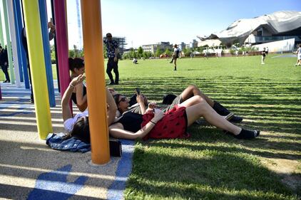 Temperature bollenti a Milano. Si prende il sole ai giardini di Citylife 3