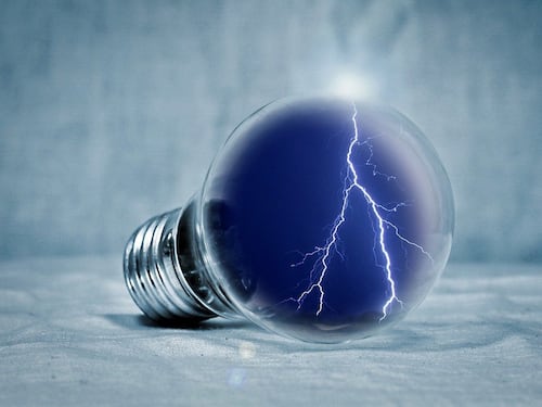 Aiuti in bolletta: ARERA definisce le regole per il contributo straordinario da 115 euro. Enel guida il fronte delle aziende sul contributo volontario