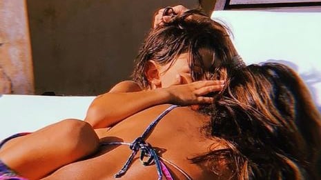 Belen presa di mira dal web: "Togliti quei peli dal lato b"