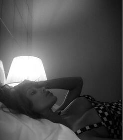 Belen Rodriguez seducente a letto 11