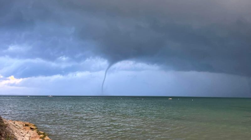 Tromba d'aria sul lago di Garda 1