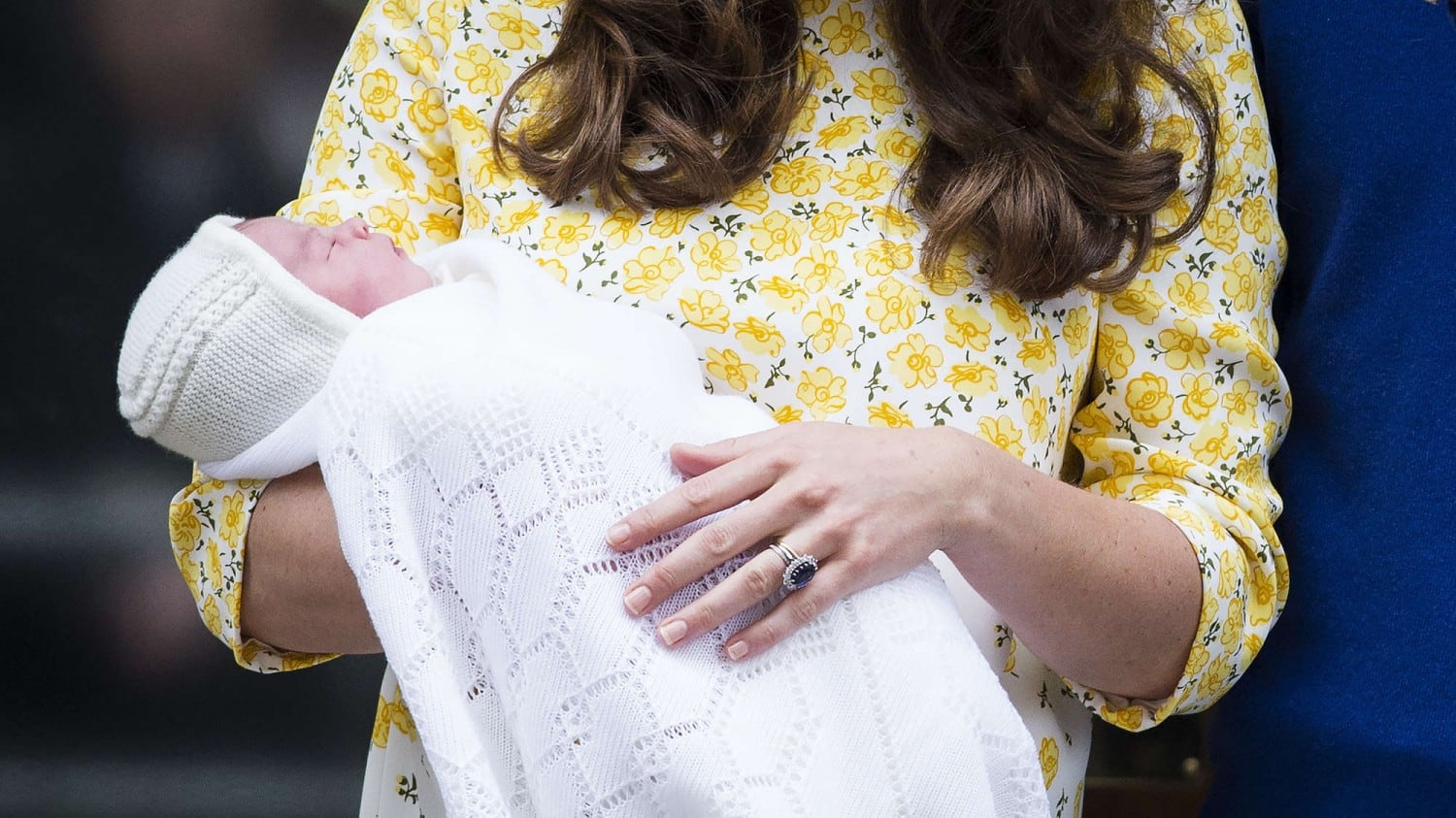 La royal baby è già un brand, magliette e scatole da the portano il nome di Charlotte