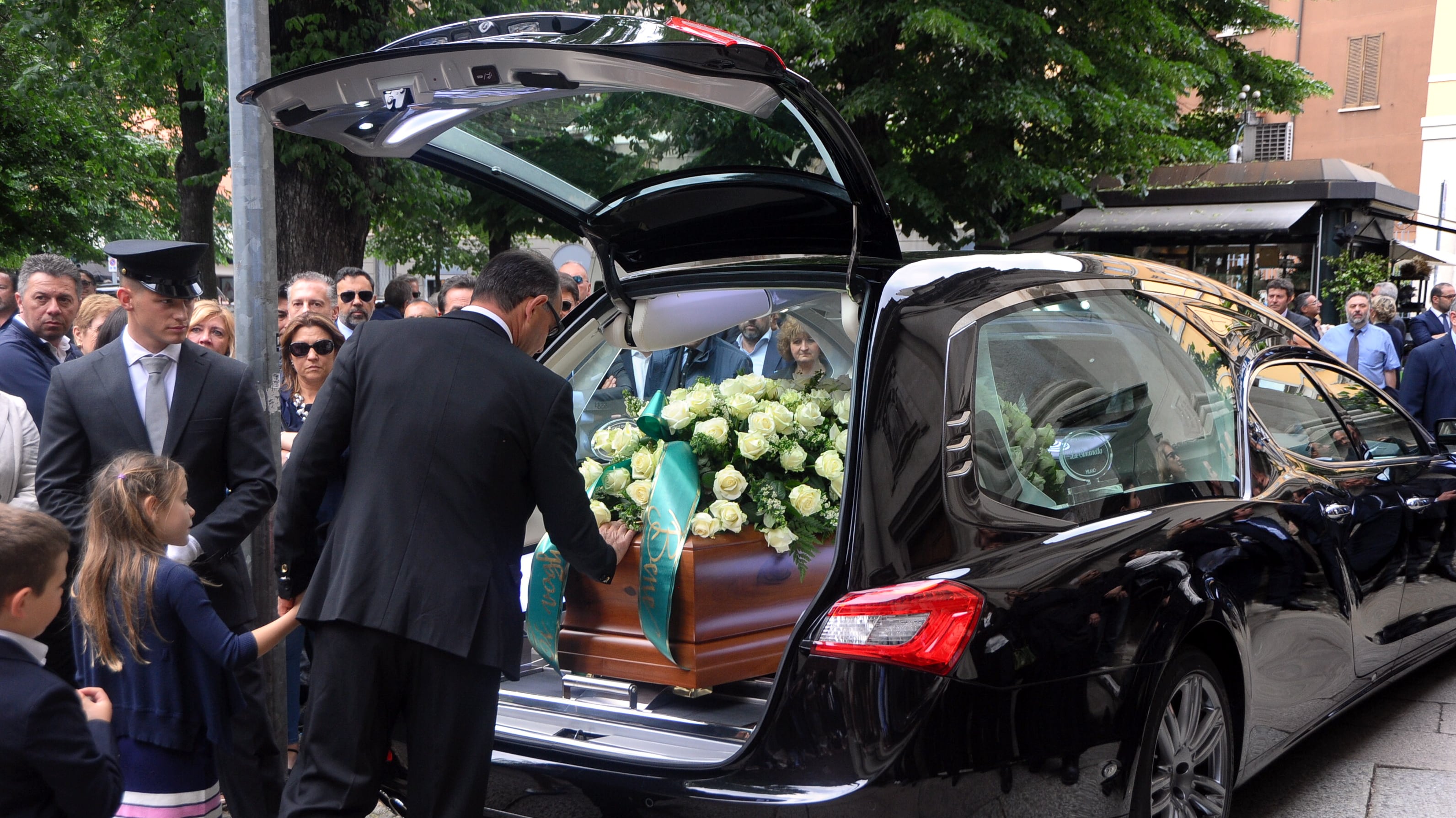 Al funerale di Ligresti tanti vip, fiori bianchi e le note del Gladiatore