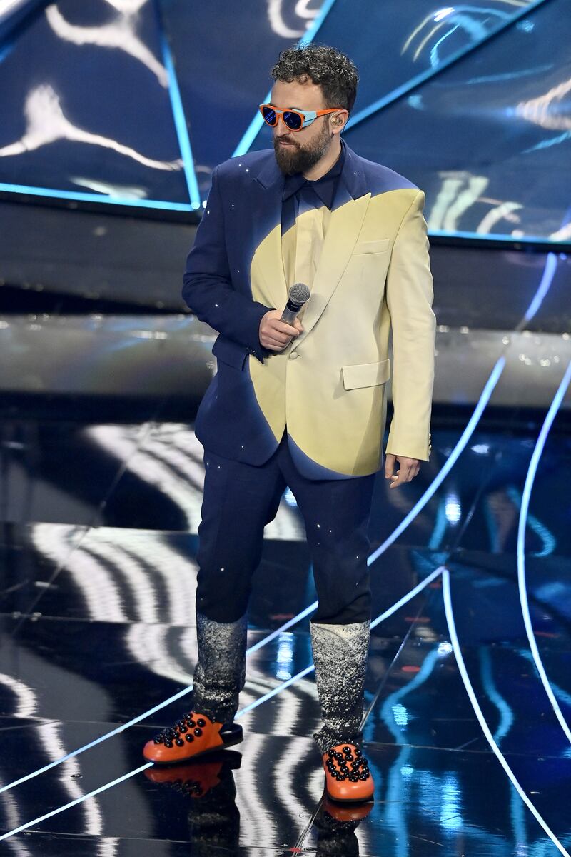 Sanremo 2024: ecco il look della seconda serata del Festival di Dargen D'Amico 3