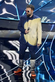 Sanremo 2024: ecco il look della seconda serata del Festival di Dargen D'Amico 3