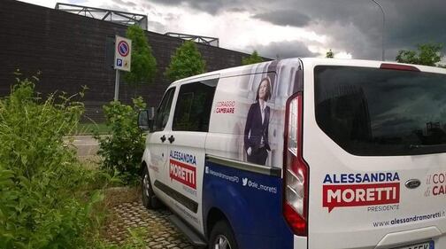 Il furgone della Moretti in un parcheggio per invalidi 1
