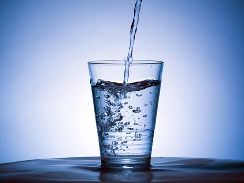 Bere l'acqua riduce la fame e fa dimagrire