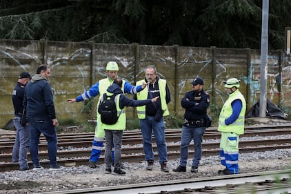 Bologna, operaio investito sui binari: il sopralluogo della polizia dopo la tragedia 1