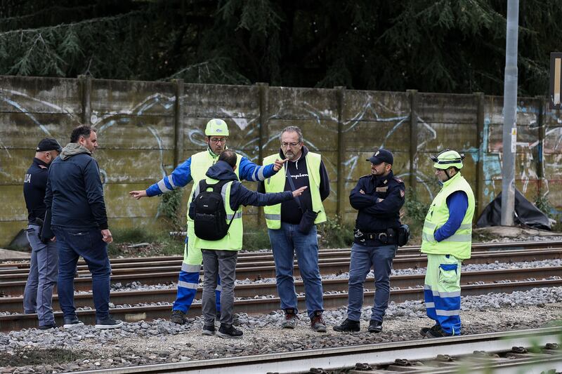 Bologna, operaio investito sui binari: il sopralluogo della polizia dopo la tragedia 1