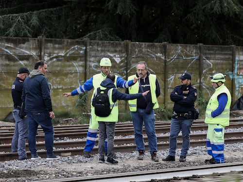Bologna, operaio investito sui binari: il sopralluogo della polizia dopo la tragedia