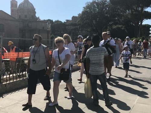 "Così guadagniamo senza pagare le tasse". Il business abusivo delle bottigliette d'acqua per i turisti