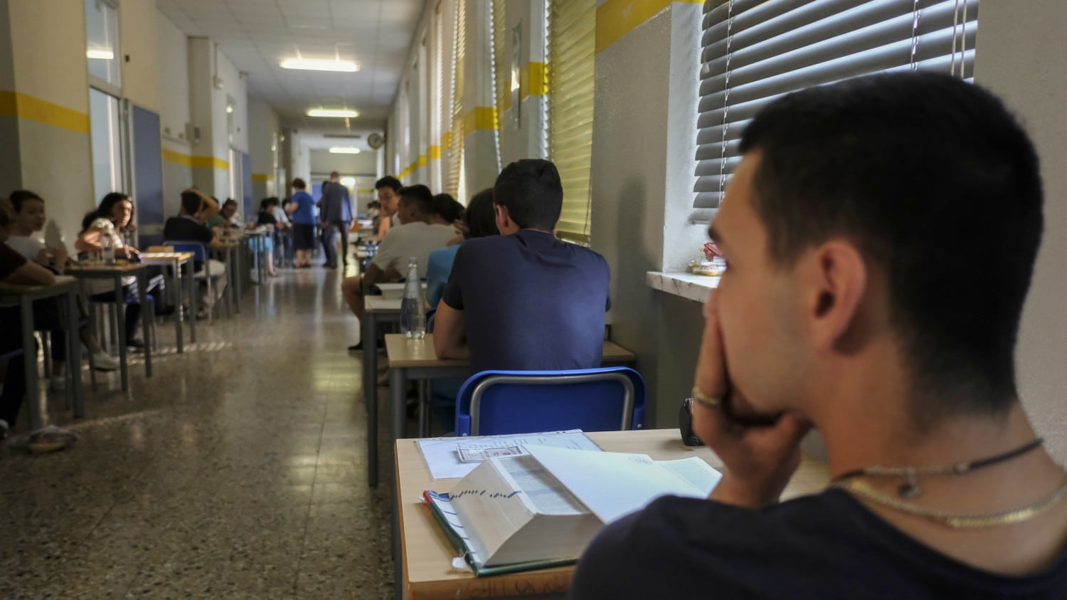 Maturità, via agli esami Allarme per gli studenti: "Attenzione alle truffe"