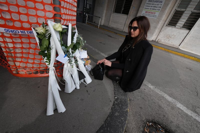Fiori e peluche per Domenico fuori dall'ospedale 6