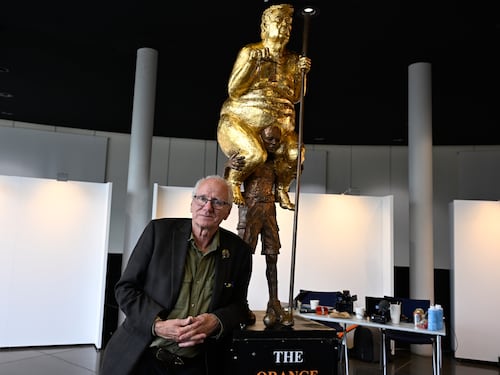Il re non è nudo, l’artista sì