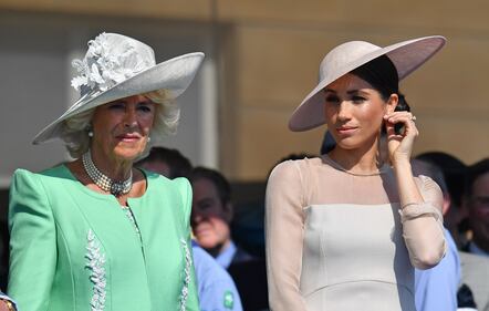 Meghan Markle solare alle celebrazioni per Carlo 2
