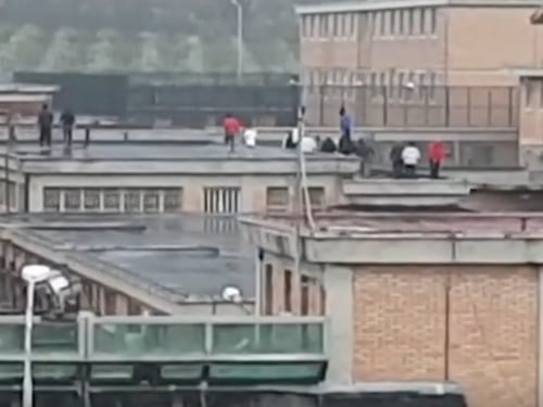 Salerno, rivolta in carcere: centinaia di detenuti armati sui tetti