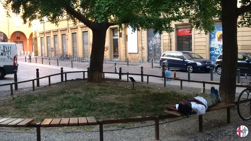 Immigrati dormono e urinano in strada a Bologna 5