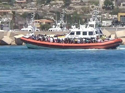 Raffica di mini sbarchi in Sicilia. L'hotspot di Lampedusa collassa