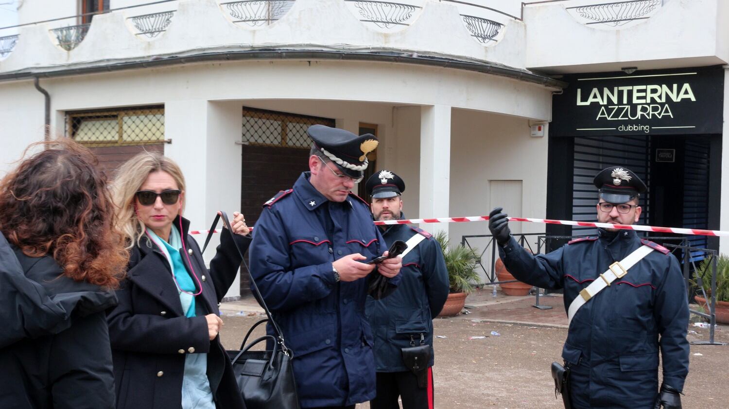 Ora gli amici scaricano il 17enne sospettato. Il gip lo rimette in libertà