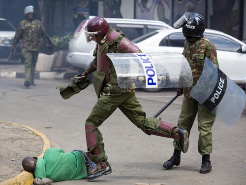 Kenya: polizia usa gas lacrimogeni contro i manifestanti