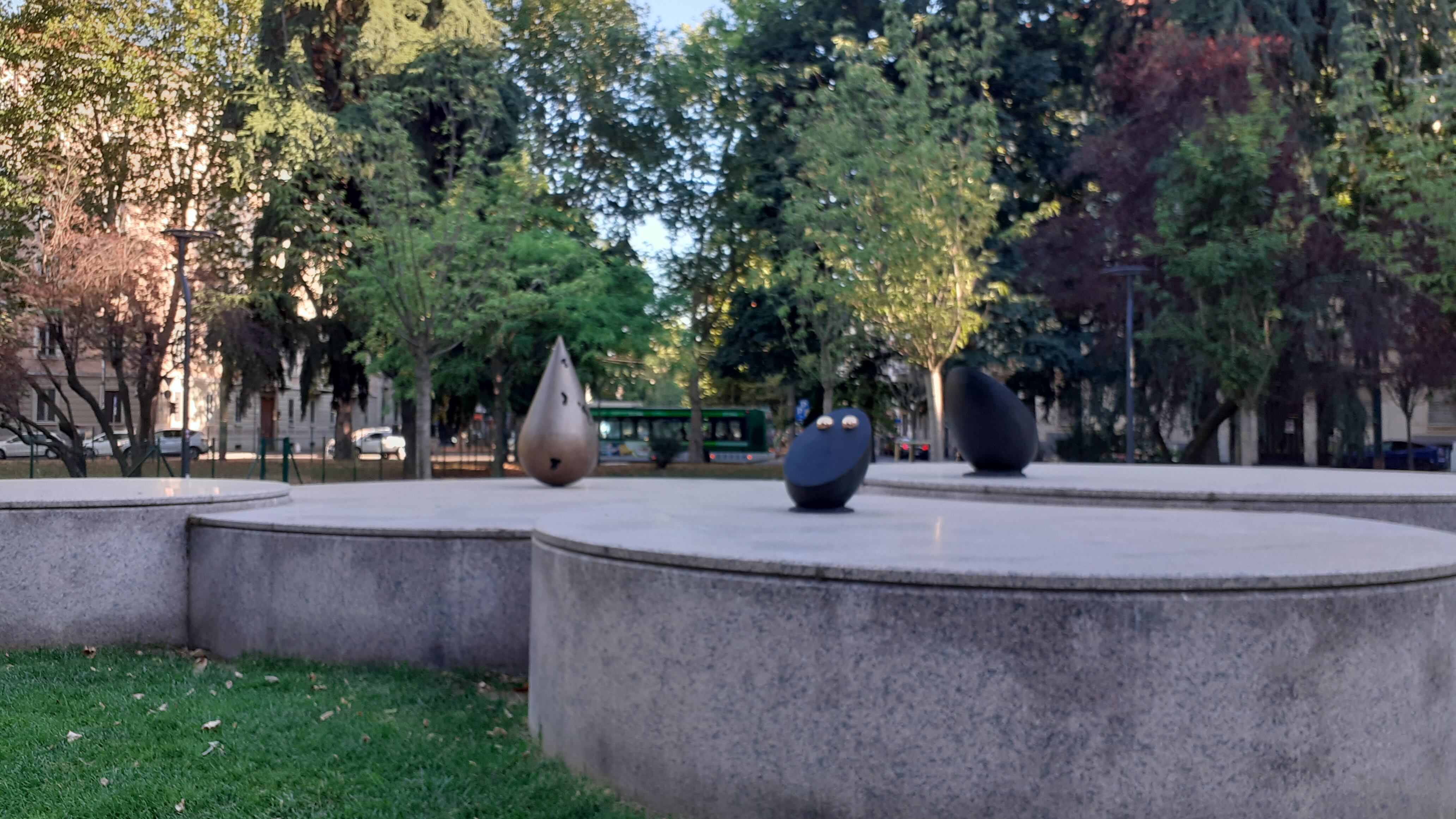 Il Giardino Zen dedicato a Teresa Pomodoro: una sosta a Piola, tra ciliegi e sculture