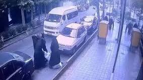 Il nuovo video choc che scuote gli iraniani. Ragazze senza velo arrestate dalla polizia