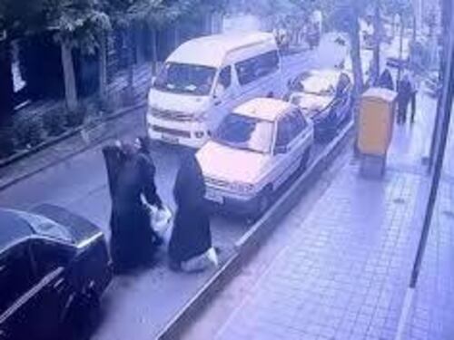 Il nuovo video choc che scuote gli iraniani. Ragazze senza velo arrestate dalla polizia
