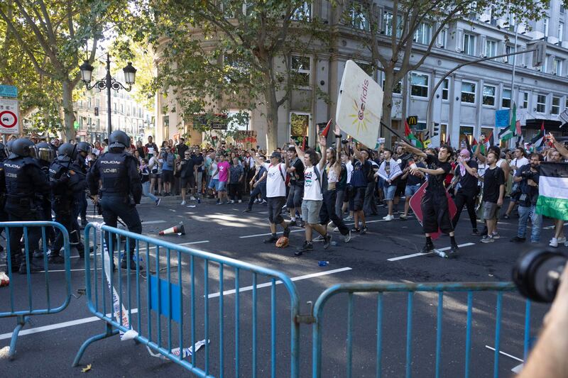Proteste pro Palestina alla Vuelta, tensioni e cariche: ecco le immagini degli scontri di Madrid 8