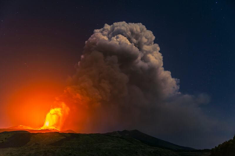 L'Etna in eruzione dà spettacolo 1