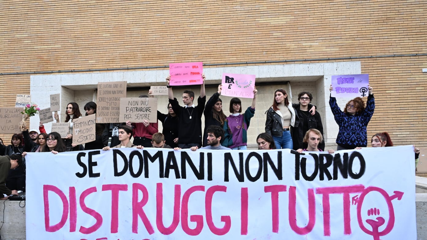 "Sporchi di sangue". I centri sociali usano Giulia contro il governo