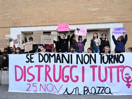 "Sporchi di sangue". I centri sociali usano Giulia contro il governo