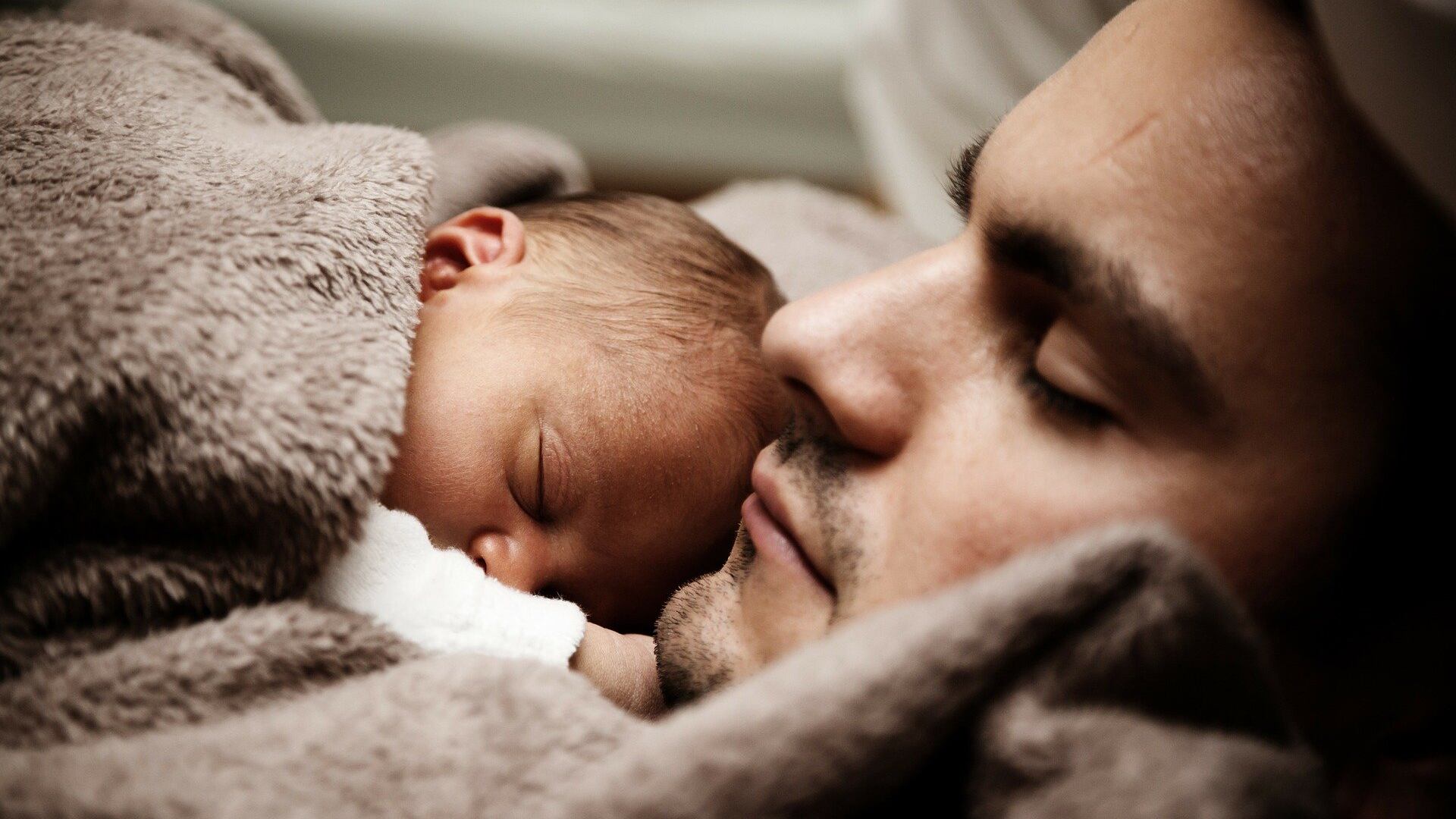 Oggi la strana Festa dei papà poco eroici e molto mamme