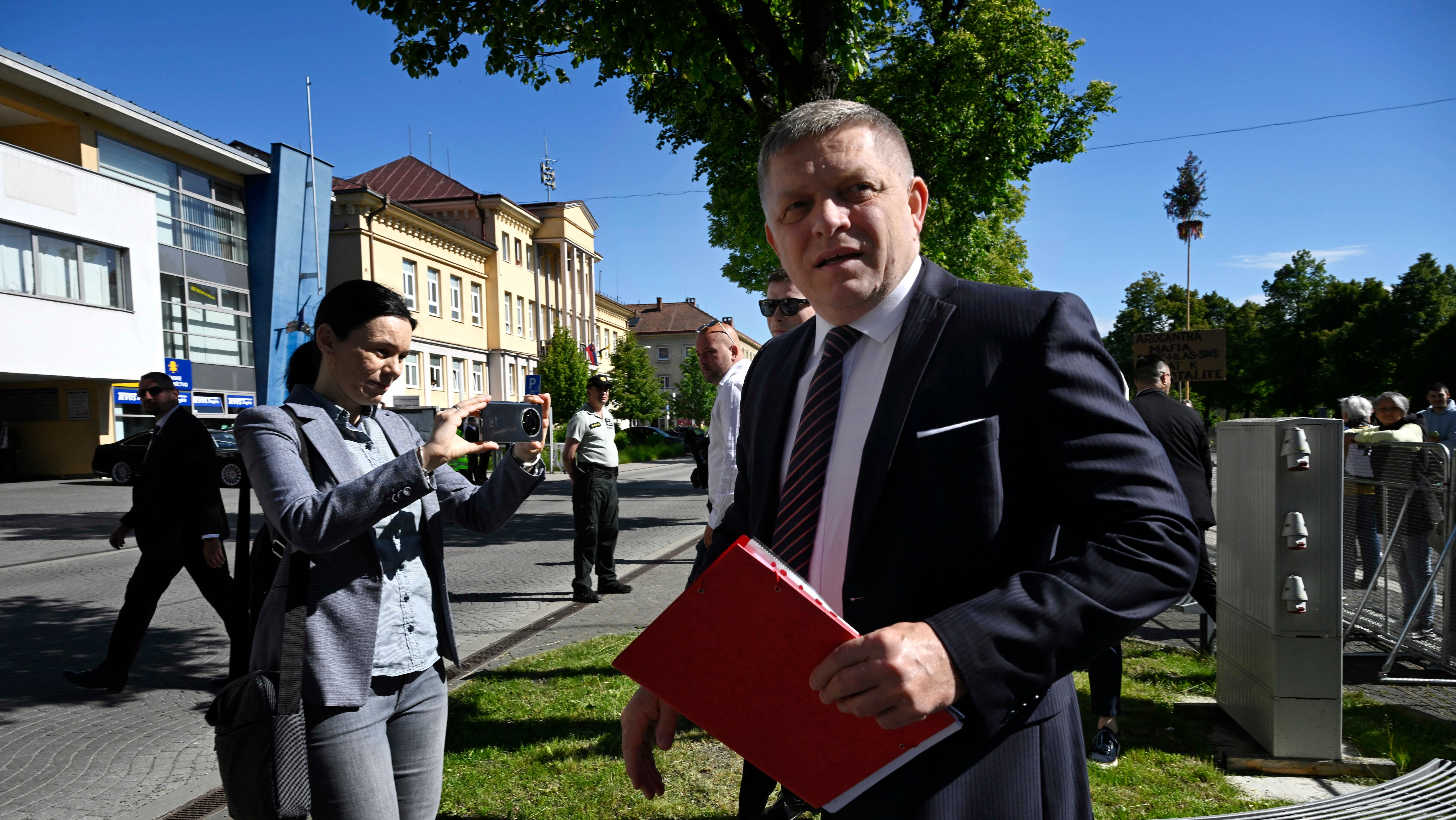La ferita all'addome, il coma farmacologico, le ore decisive: come sta Robert Fico
