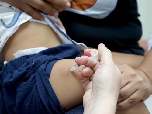 Difterite, cos’è e come si trasmette: dai sintomi alle cure. Perché è importante vaccinarsi