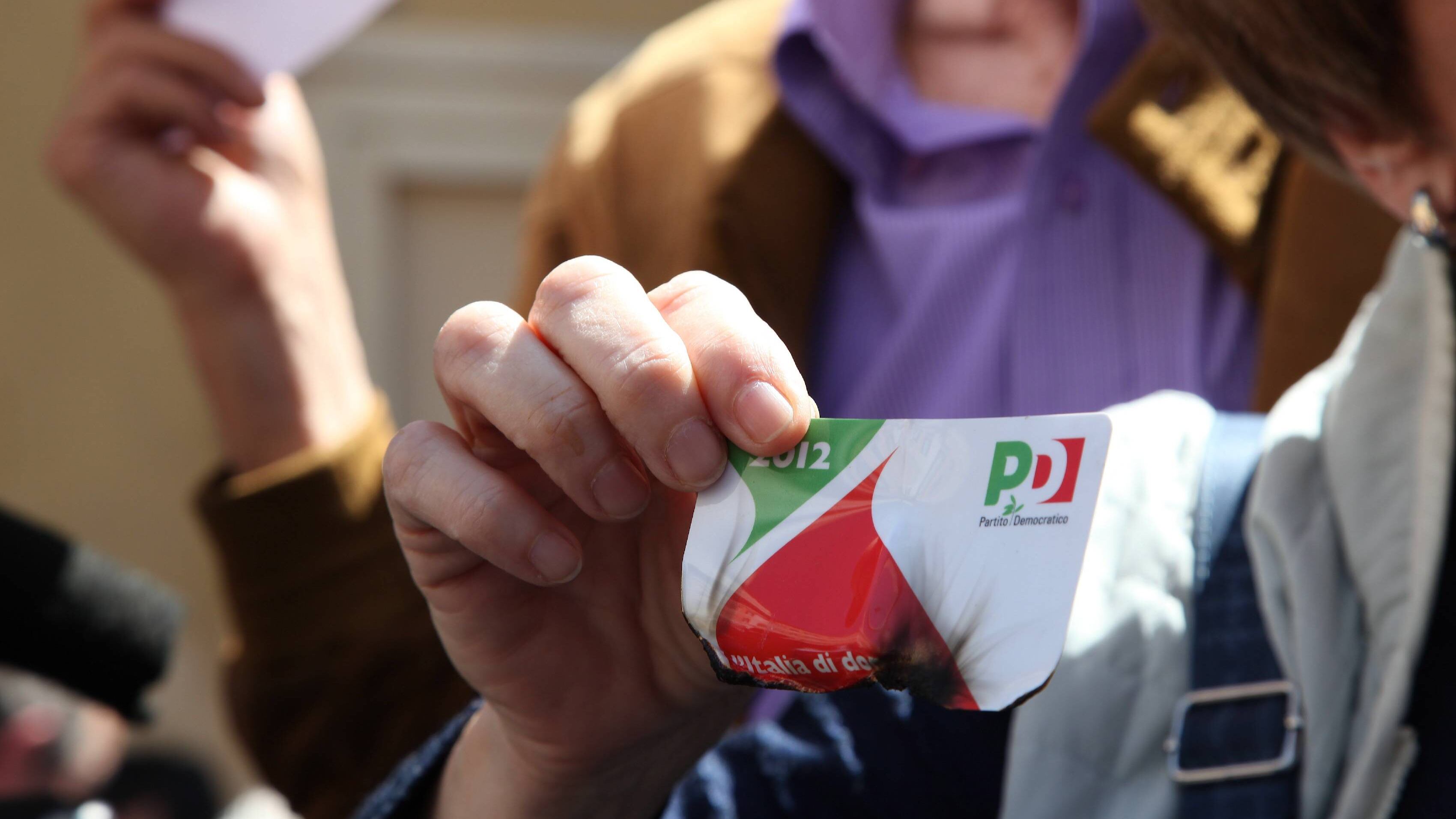 Il Pd perde iscritti pure nella roccaforte "rossa". E scatta l'allarme sui conti