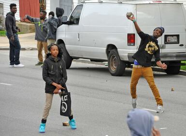 Baltimora come Ferguson: guerriglia dopo la morte di un nero 10