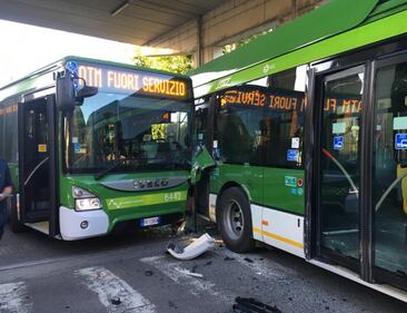 Milano, incidente tra bus Atm 2