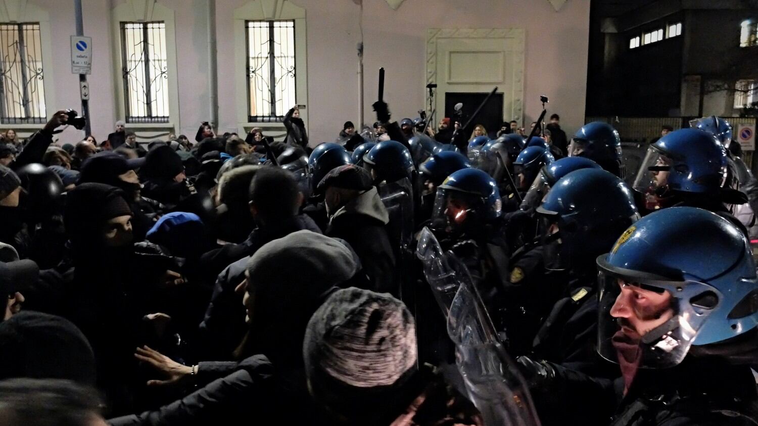 Milano, tensione al corteo di Anpi e centri sociali contro il convegno sulle foibe