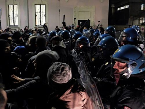 Milano, tensione al corteo di Anpi e centri sociali contro il convegno sulle foibe