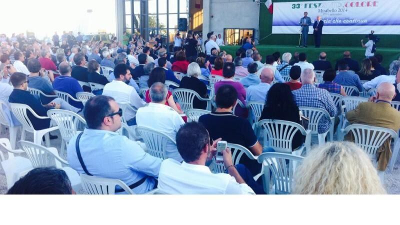 Fini alla festa di Mirabello. Meno di 200 persone accolgono il suo ritorno