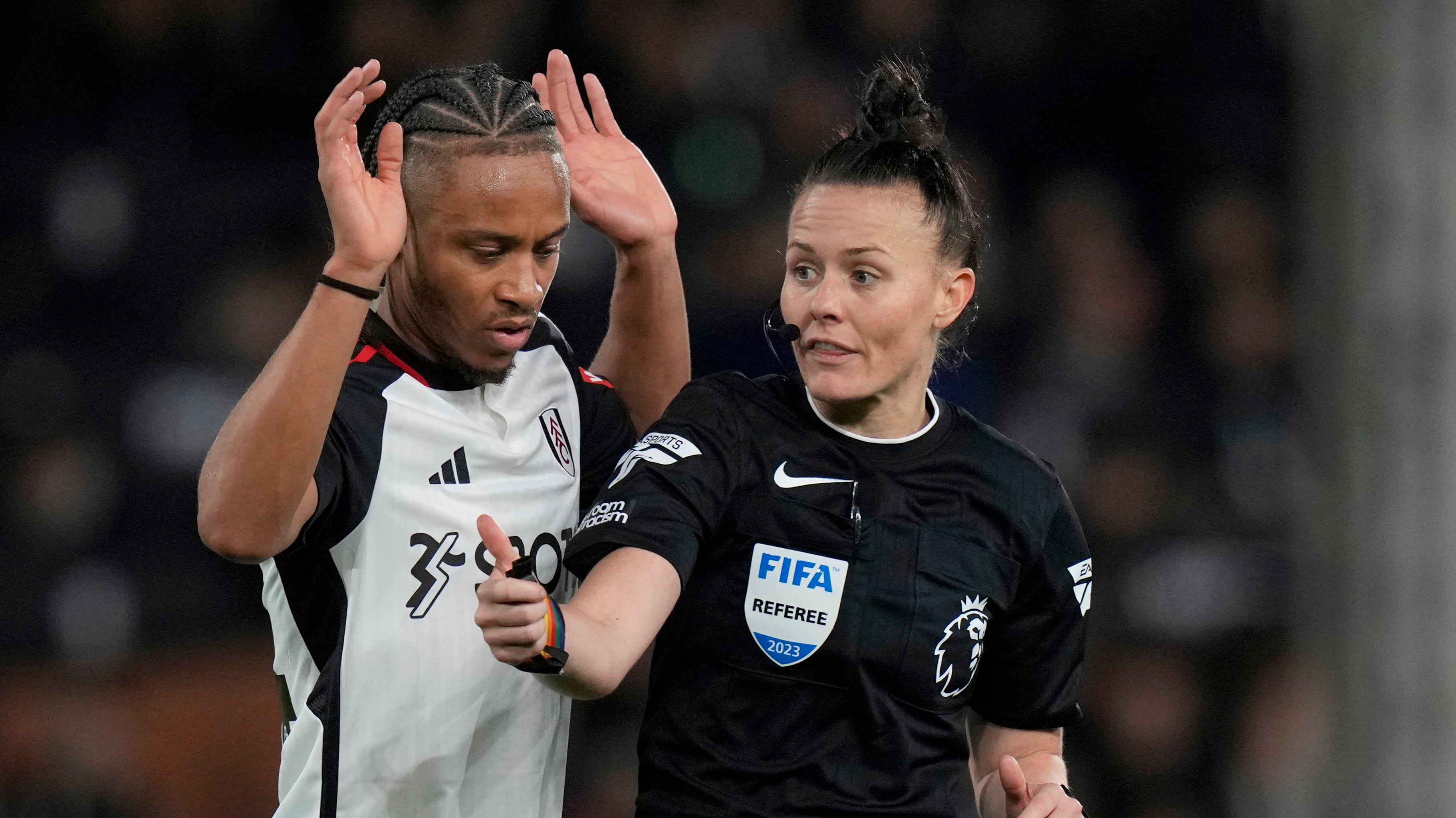 Rebecca Welch, debutta in Premier League il primo arbitro donna