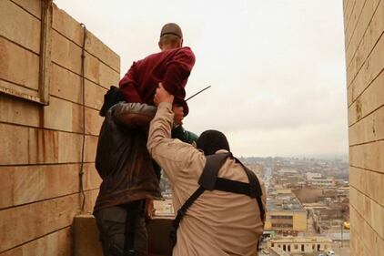 Così l'Isis giustizia i gay 5