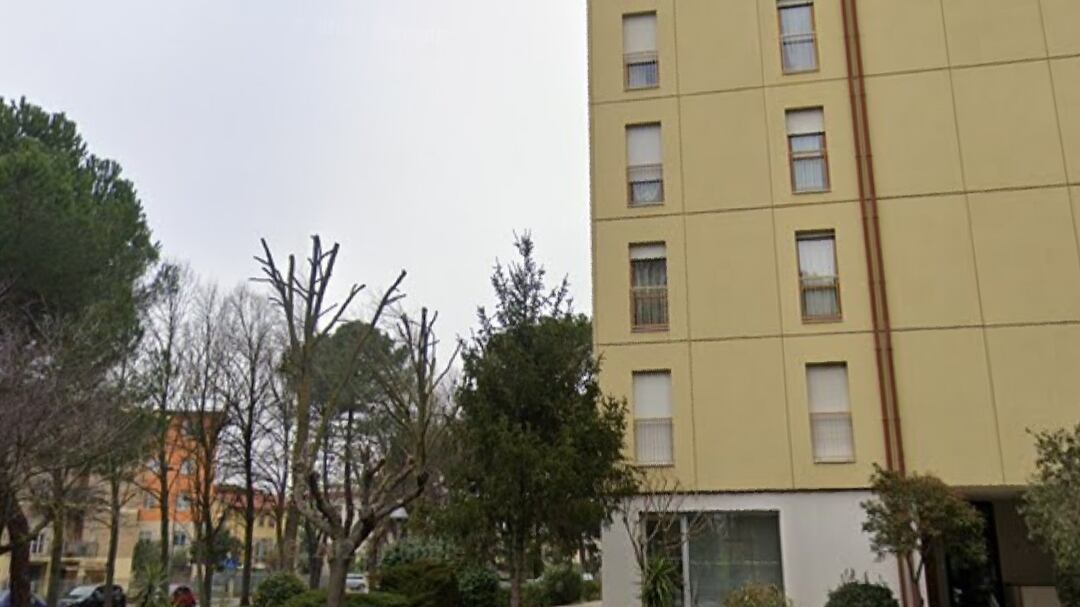 I biglietti d'addio poi il salto nel vuoto dal quinto piano: madre si butta col figlio in braccio a Rimini