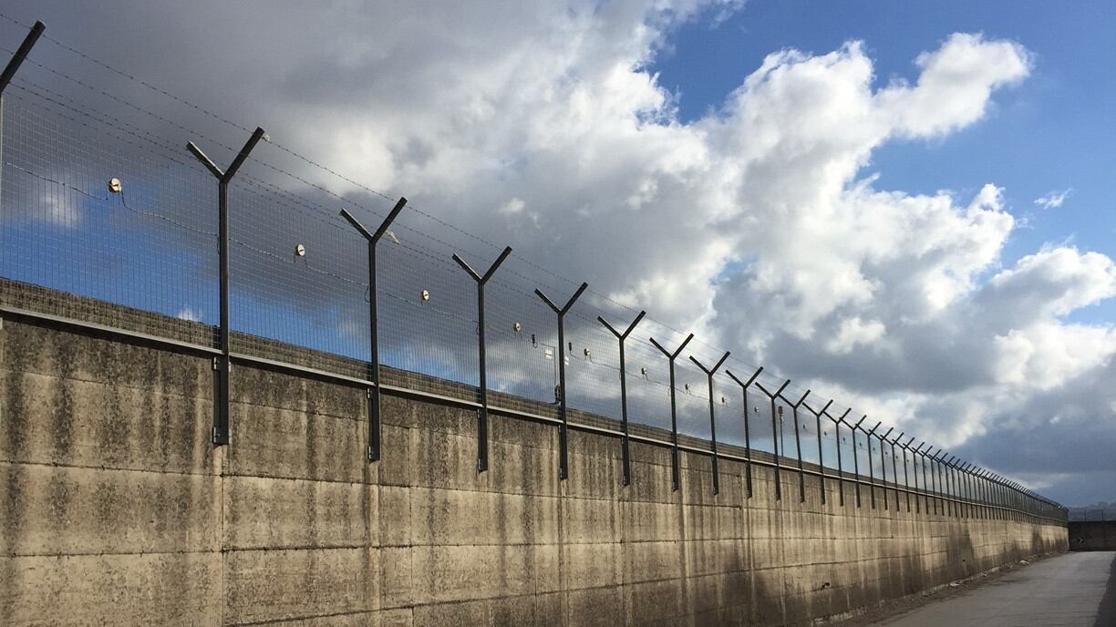 Quel muro di Capodichino che spacca il quartiere a metà
