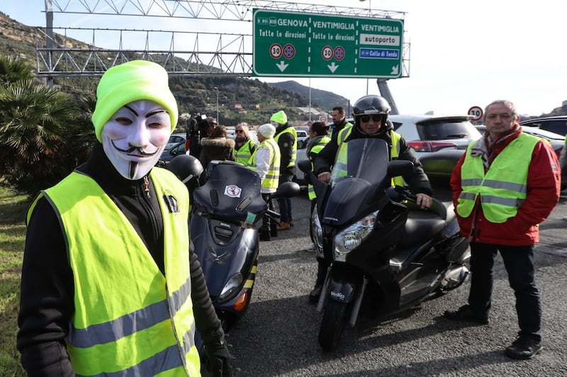 I gilet gialli bloccano l'autostrada al confine con l'Italia 4